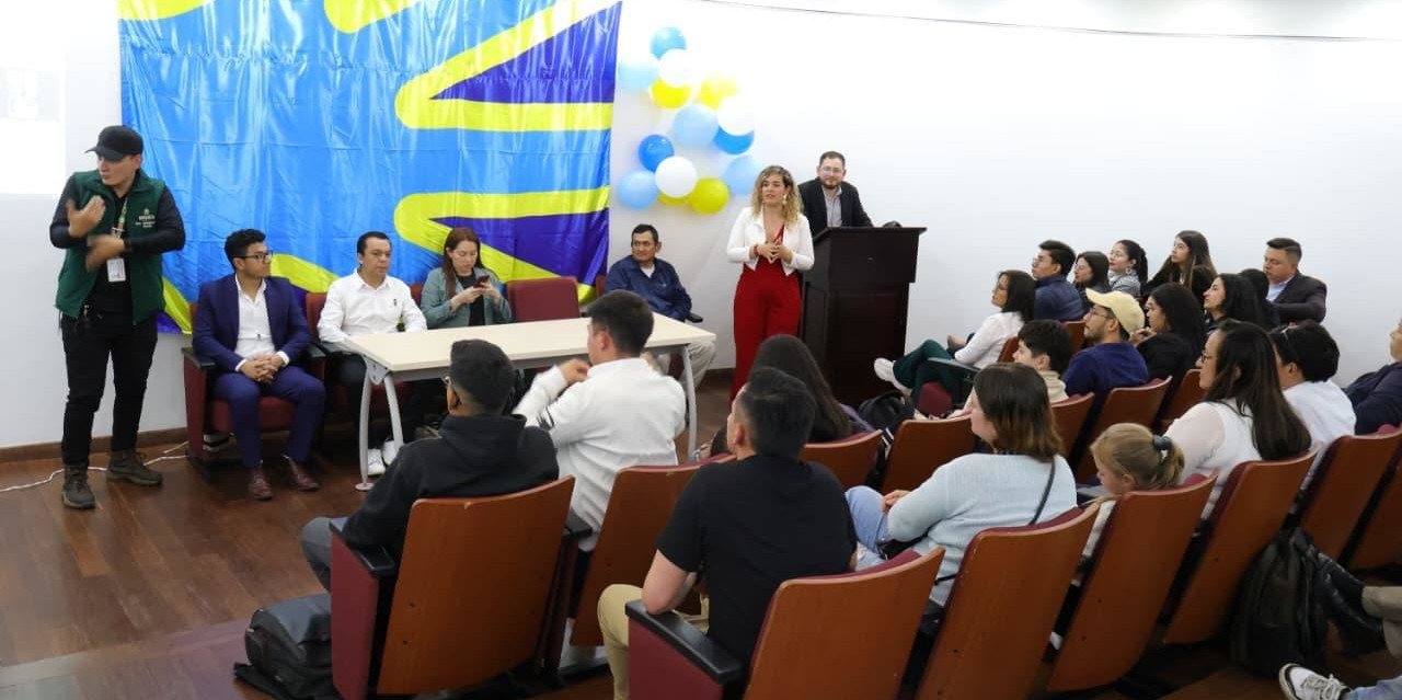 Maestra y estudiantes sordos en un aula escolar usando lengua de señas